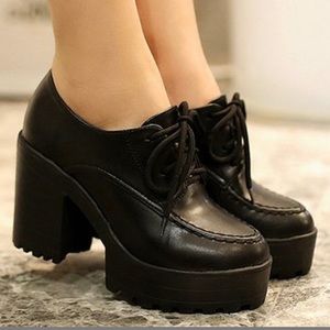 Rounded toe lace-up pump